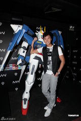 组图：钟舒漫王浩信出席活 被赠高达计算机