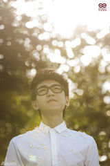 组图：刘心曝最新户外写真 演绎邻家男孩