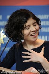 《孤儿》发布会全女子兵阵容 导演马里-库特泽微笑