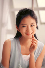 高清图：安以轩千万酬劳拍广告 甜美电眼勾男模