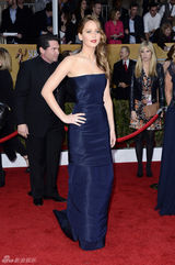 组图：19届演员工会奖举行 女星各色长裙PK红毯