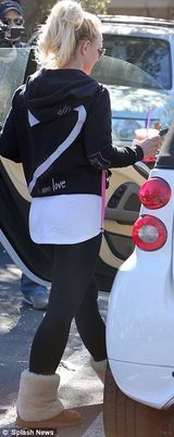 组图：布兰妮分手后现身 开两人座小车载神秘男