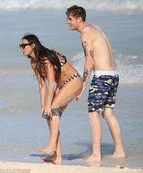 组图：黛米摩尔与小男友度假 水中扑倒紧贴不放