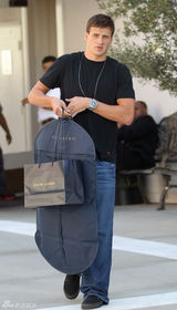 组图：美国游泳名将瑞恩-罗切特帅气街拍