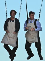 幻灯图：克鲁斯为新片变飞人 和主持人当空卖鸡蛋