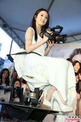 组图：林依晨亮相记者会 白色长裙优雅文静