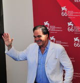 高清：《国境之南》记者会 奥利弗-斯通白西装亮眼