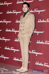 组图：金正恩金素妍等众星盛装性感出席时装秀