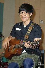 组图：卢广仲不畏台风彩排 郭采洁探班送补品