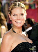 高清组图：名模克鲁姆大肚如箩 与老公牵手亮相