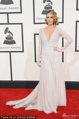 组图：女主持Keltie Knight白色拖地裙抢镜