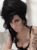 组图：怀恩豪斯生前写真曝光 半裸酥胸吐舌诱惑