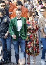 组图:全智贤着无袖裙抱双臂取暖 任达华西装帅气