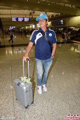 组图：洪金宝夫妇携手返港 谭咏麟亲和合影