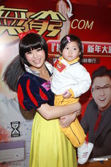 组图：《换乐无穷》宣传 胡杏儿李诗韵扮白雪公主