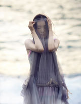 高清图：童瑶首推森林系写真 演绎异域自然风