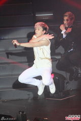 组图：韩组合B.A.P香港开唱 粉丝玩cosplay