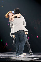 幻灯：郑秀文许志安相拥献唱 梁洛施李嘉欣捧场