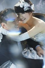 高清图：Selina再曝甜蜜婚纱照 与阿中甜蜜相拥