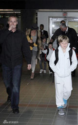 幻灯图集：维多利亚现身机场 克鲁兹独享母爱