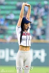 组图：韩国女艺人Clara担任棒球比赛开球嘉宾