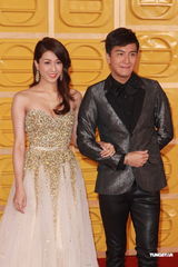 组图：TVB台庆颁奖 钟嘉欣携手马国明入场