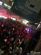 组图：刘德华连江拍戏 粉丝为追星挤爆整条街