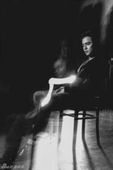 组图：明道黑白镜像写真 显成熟忧郁气质