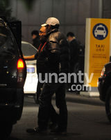 高清图：谢霆锋手术病愈后显消瘦 与父亲谢贤共同抵京