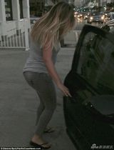 组图：卡戴珊休闲装外出就餐 瘦身成功微笑甜美