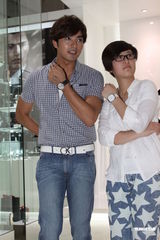 组图：贺军翔现身上海捞金 打造摩登时尚新造型