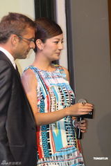 组图：赵薇助阵品牌新店开业 短裙绚丽温柔大方