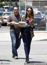 组图：阿尔芭与助理街边用餐 贴心为同事打包