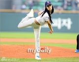 组图：韩国女艺人Clara担任棒球比赛开球嘉宾