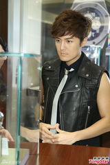 组图：吴克群赞何超莲天生丽质 享受两人世界