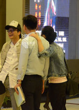 组图：张瑶与老公看话剧秀恩爱偶遇张亚东