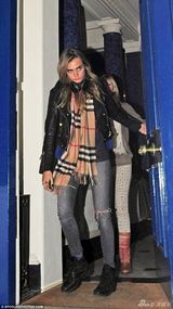 组图：凯特摩丝与接班人合照 出柜超模卡拉帅气