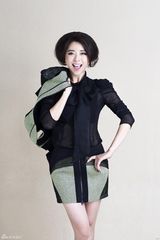 组图：黄小蕾时尚大片红唇卷发个性十足