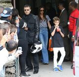 组图：小贝抱爱女心情靓 七公主吃零食东张西望