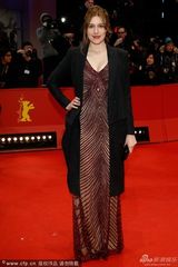 组图：评委格蕾塔-葛韦格性感深V裙遭恶搞