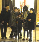 组图：天天遭众人护驾显大牌 遇多名粉丝求合影