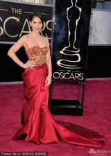 组图：奥利维亚-穆恩大红刺绣礼服显东方韵味