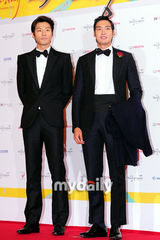 组图：大钟奖红毯星光熠熠 群星华服登场斗艳