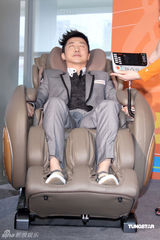 幻灯图集：庾澄庆代言按摩椅 否认和伊能静复合