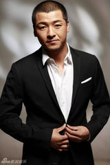 组图：齐奎展男人双面 戏里纯爷们戏外大男孩