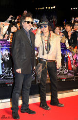 组图：《黑影》东京首映 巴顿携手德普亮相造势