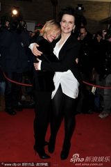 组图：《她们》柏林首映朱丽叶-比诺什热拥搭档