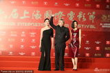 组图：上海电影节红毯 徐克施南生携手亮相