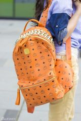 组图：樊蕊街拍七分裤搭配橙色经典双肩包