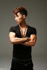 组图：张佑赫新碟宣传照曝光 赤裸上身秀完美胸肌